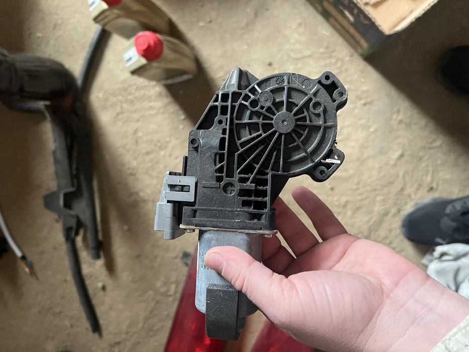 Моторчик склопідйоника передній правий. Tesla model s 2017