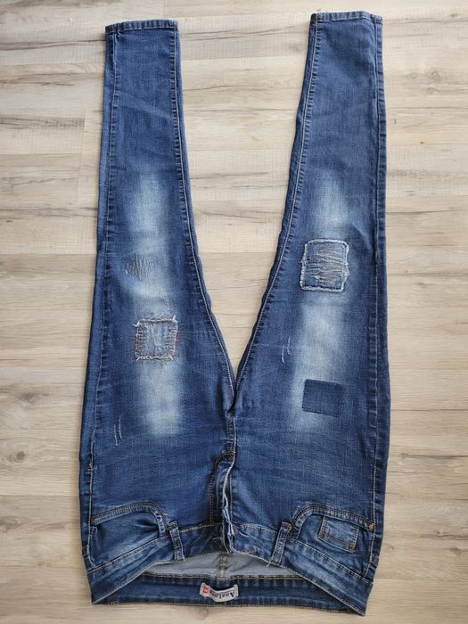Jeansy L z naszywkami