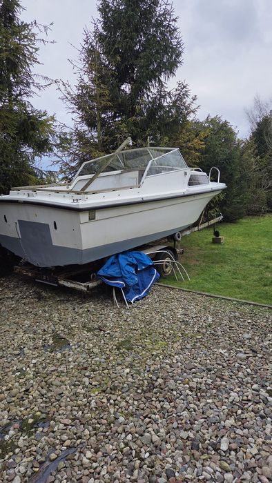 Łódka kabinowa z przyczepką