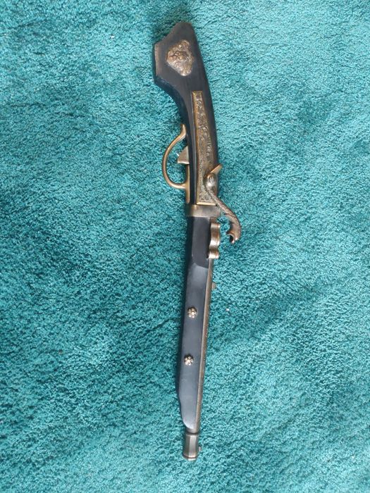 Pistola decorativa estilo antigo (réplica de pederneira)