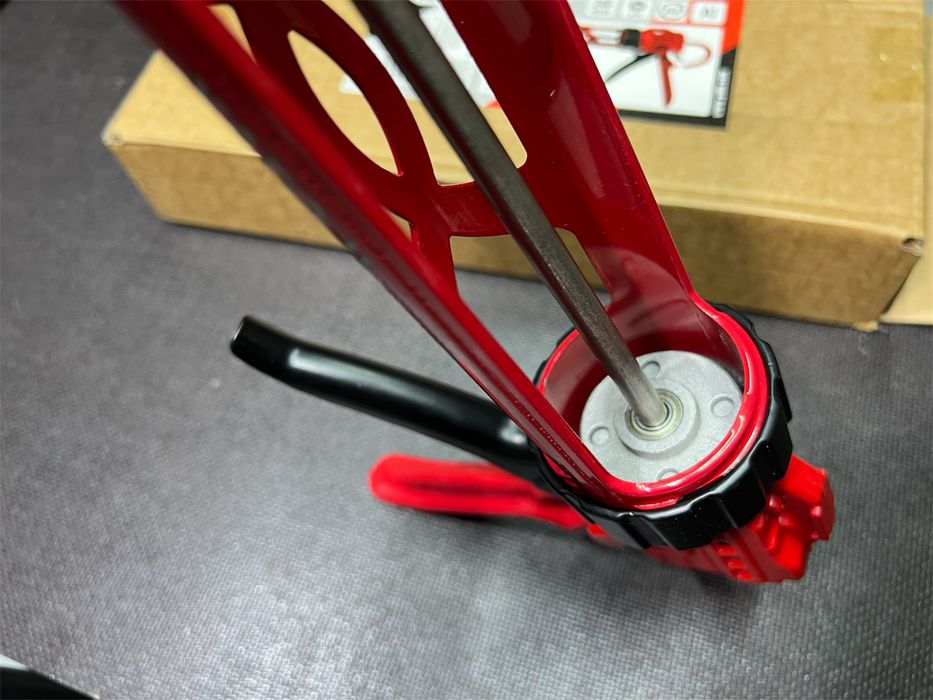 Пистолет для герметика и клея YATO на подшипниках С антикаплей