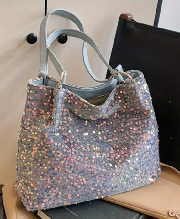 Modna torebka z cekinami.