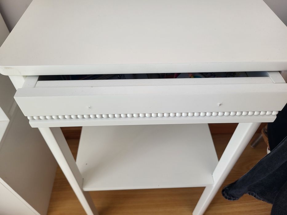 Mesa de cabeceira branca