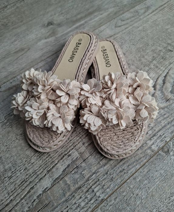 Piękne beżowe Klapki rozmiar 37 kwiaty jak nowe