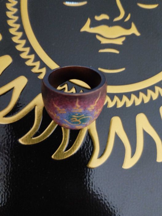 anel em madeira com Ohm