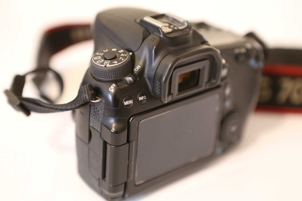 Canon EOS 70D  гарний стан