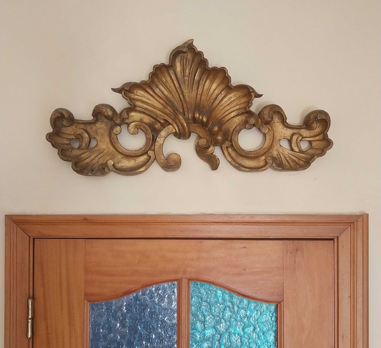 Frontal antigo de porta em talha dourada