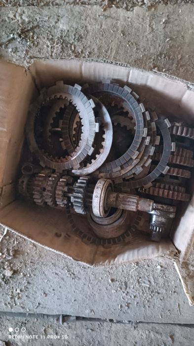 Продам запчастини Кавасакі ЗЗР 600 Kawasaki ZZR 600
Двигун під розбір або під ремє все 
ГБЦ під ремонт 
Поршня 
Колінвал
Генератор 
Картера 
Щеплення