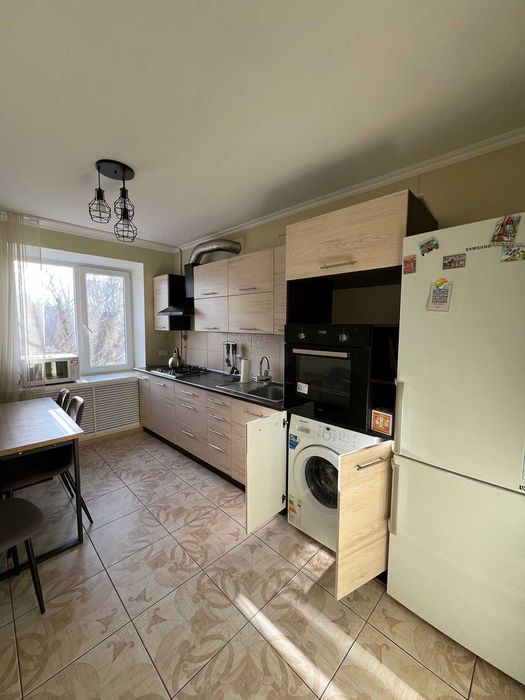 Продаю 3 комнатную крупногабаритную квартиру на Площади Победы