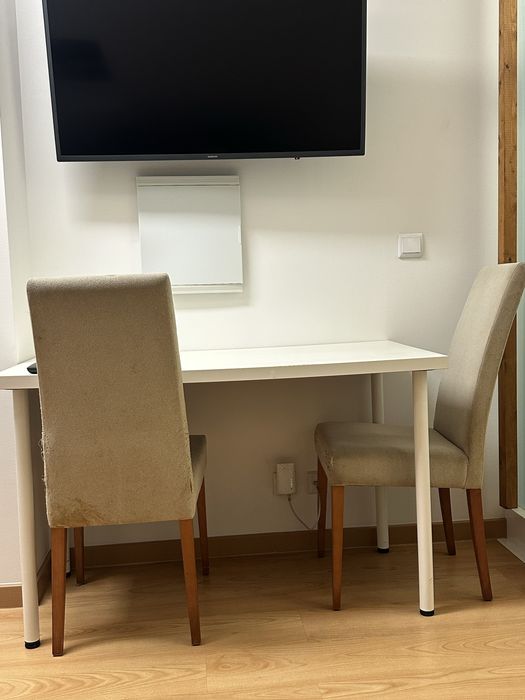 Mesa ikea + 2 cadeiras
