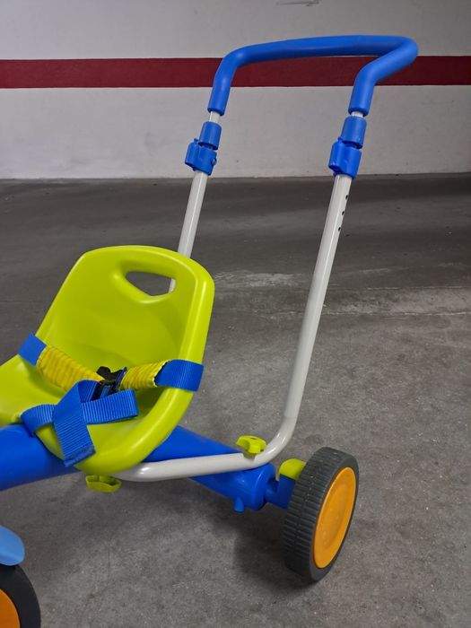 Triciclo a pedais e pega para empurrar