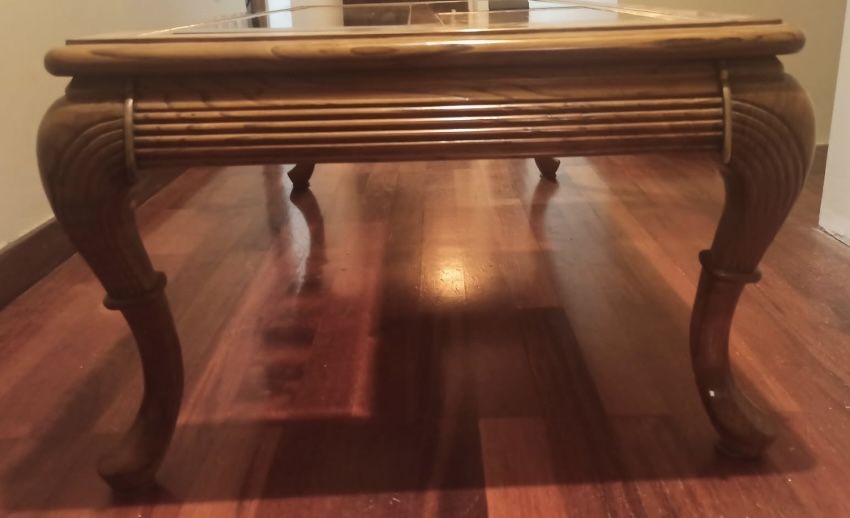 Mesa em madeiras nobres e vidro.
