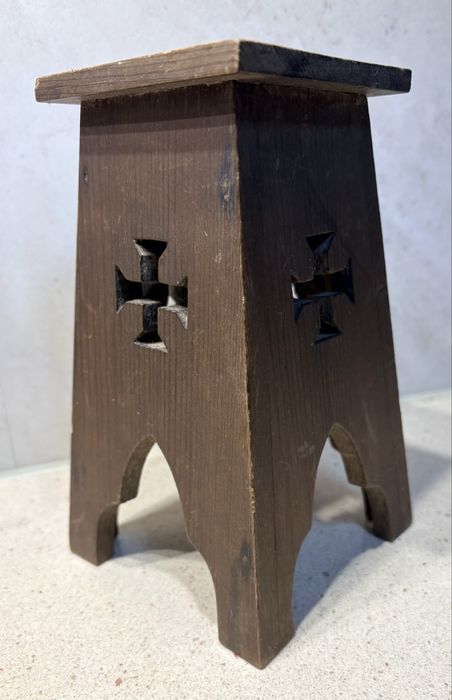 Antigo pequen pedestal em madeira para uma escultura religiosa / Santo