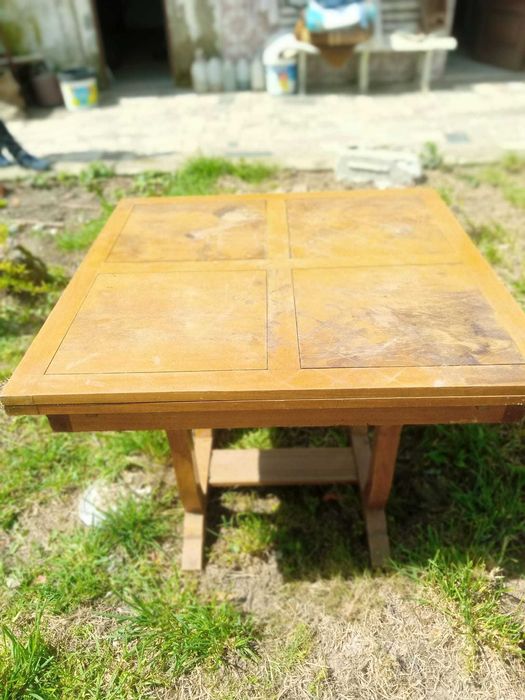 1 móvel antigo de sala jantar  e uma mesa a mesa