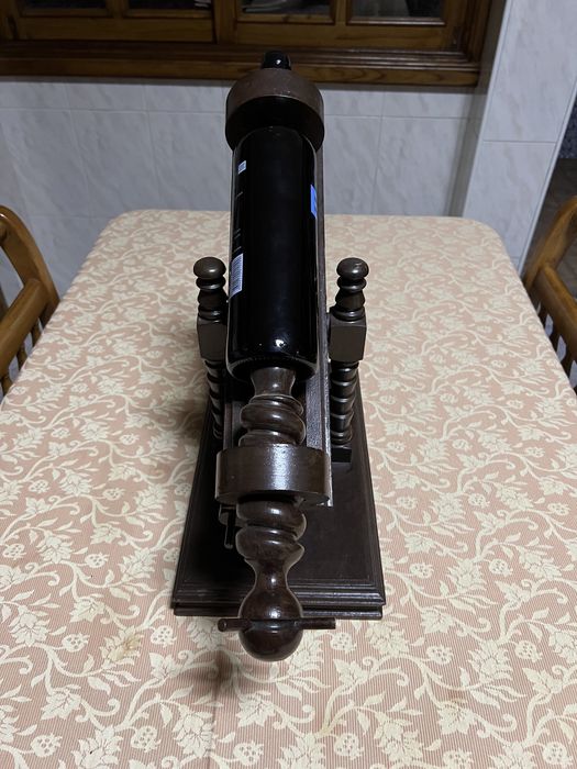 Porta vinhos de madeira