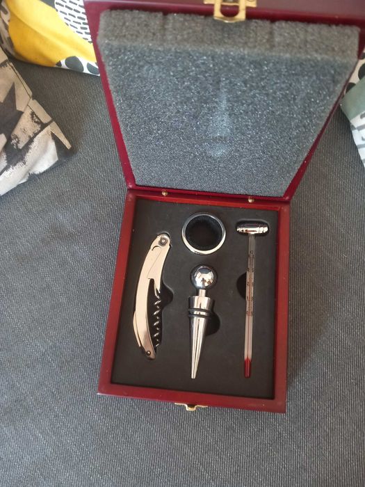 4 czesciowy zestaw do wina