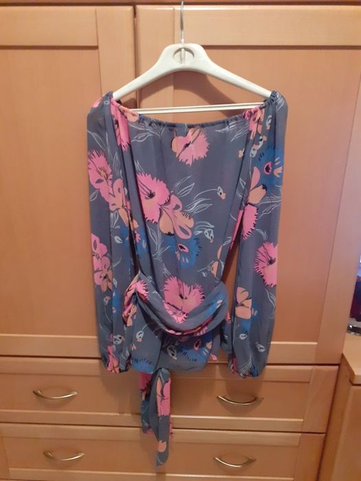 Blusa Cinza e Rosa floral ( Mango ) C/ Nova