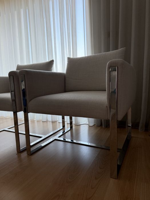 Cadeirões de sala com pés metálicos