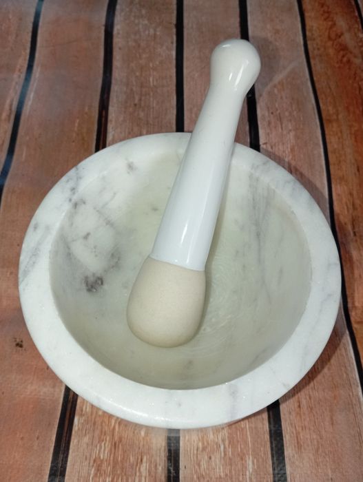 мраморная ступка с пестиком.