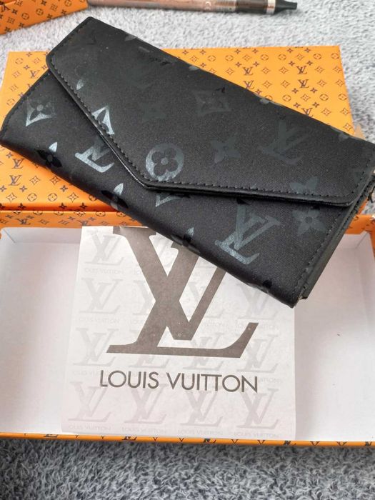 Nowy materiałowy  portfel LV w pudełku