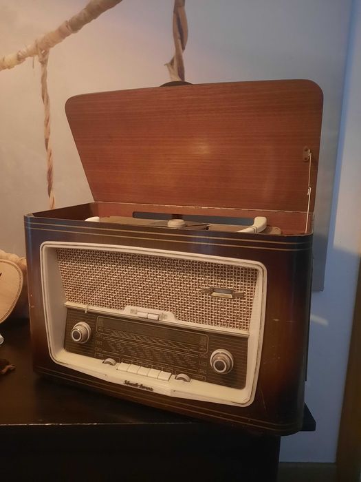 Radio e giradiscos antigo