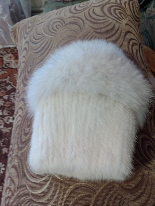 В'язана шапка з натуральним хутром.