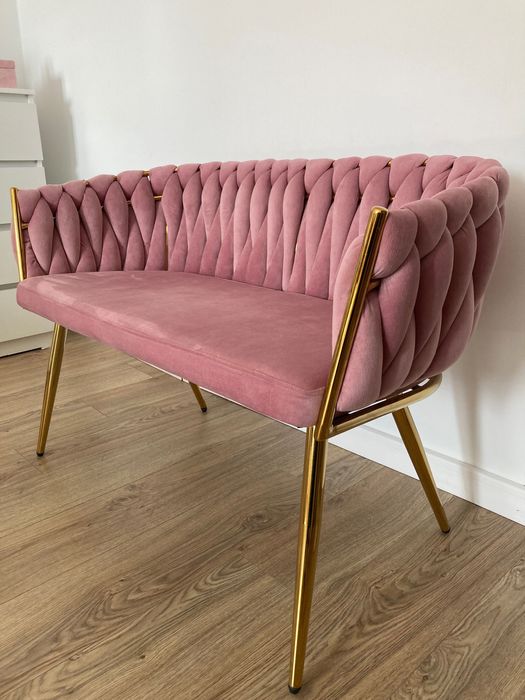 Różowa sofa welurowa dwuosobowa do salonu beauty