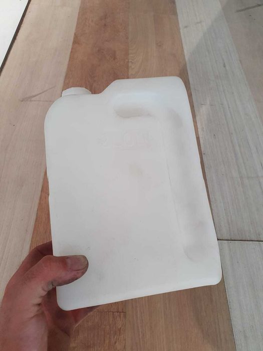 Kanister plastikowy 2L nowy
