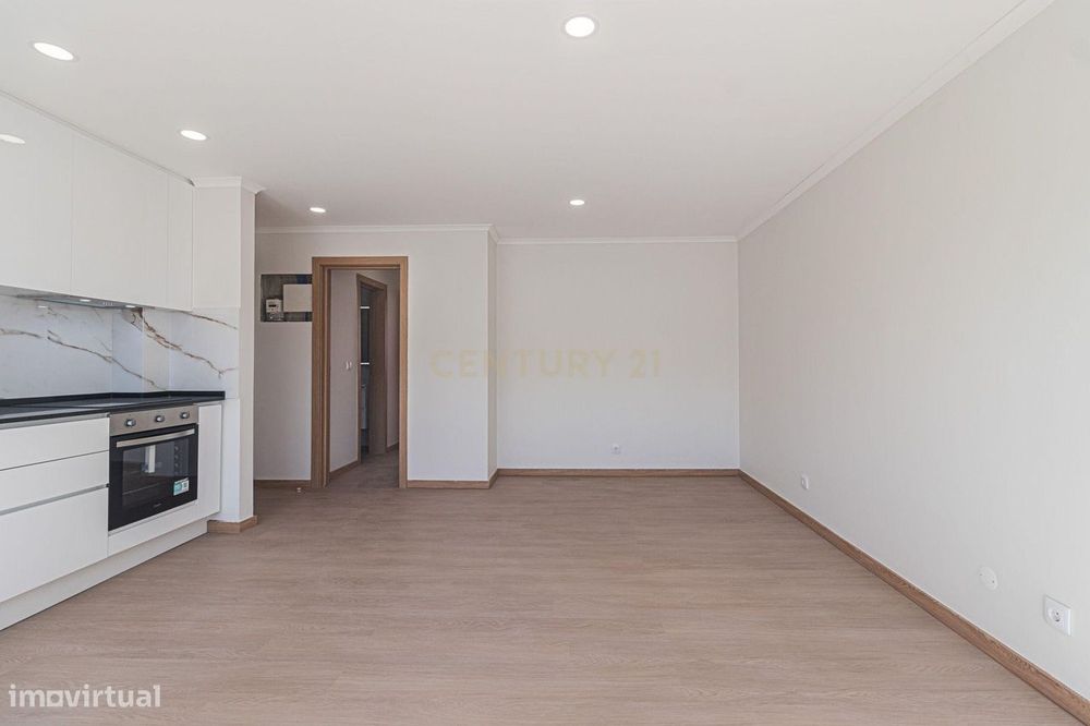 T2 Totalmente Remodelado | Luminosidade, Conforto e Terraço de 45 m²