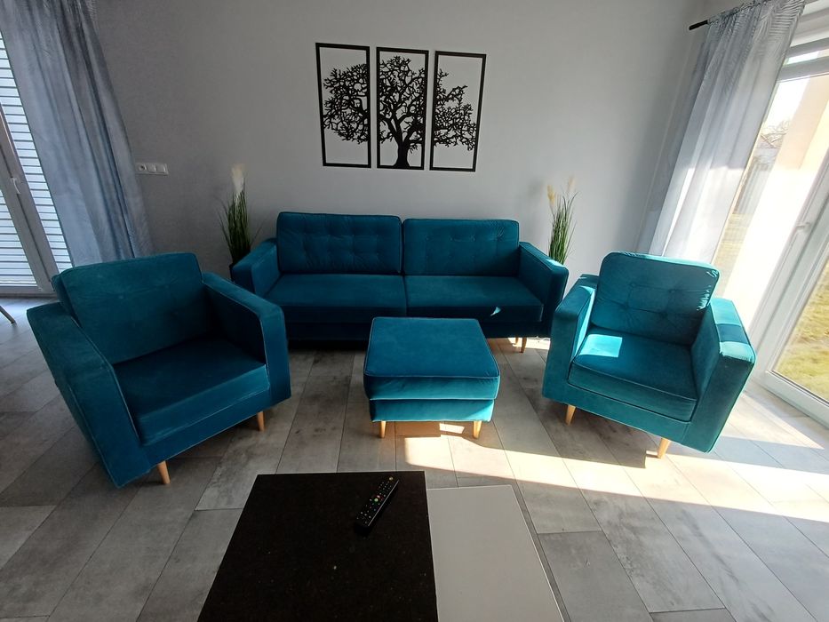 Kanapa z fotelami i pufą