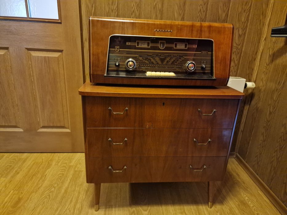 Komódka tekowa, duńska z radiem philips.