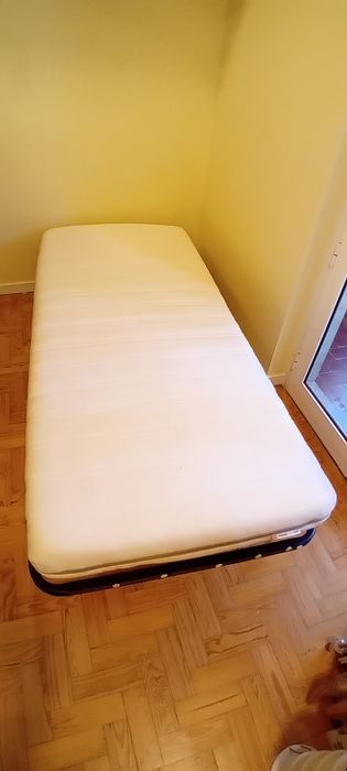Estrado com pés (+ colchão) 90cm