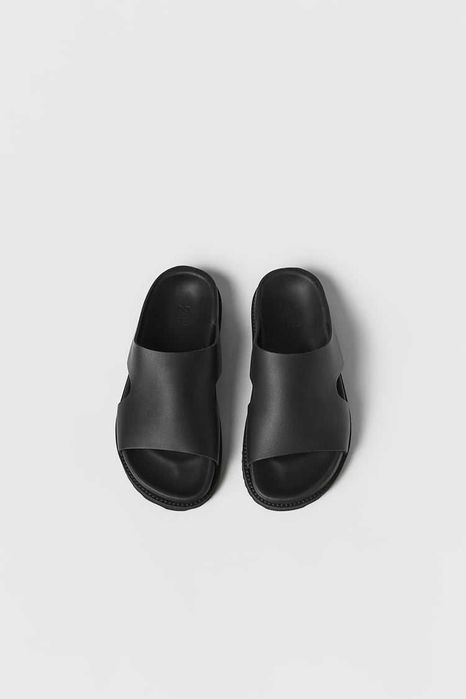 Стильні шкіряні шльопанці від Zara