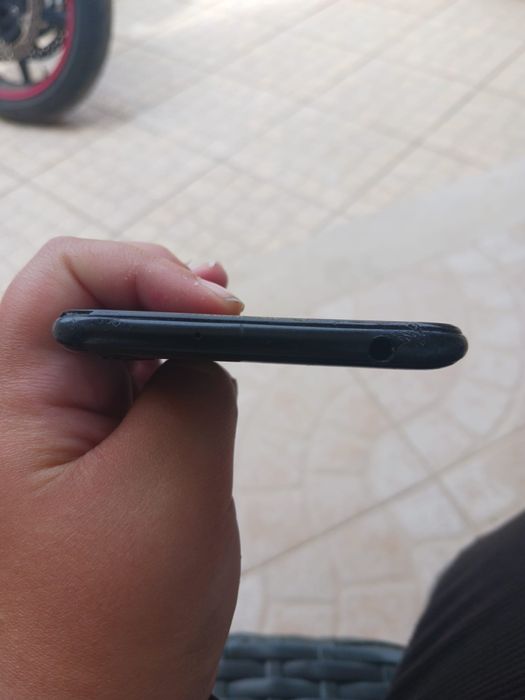 Huawei Y6 (2019), desbloqueado 32 GB preto; ecrã partido, mas funciona; telefone a funcionar; estado do telefone como mostra as fotos.
