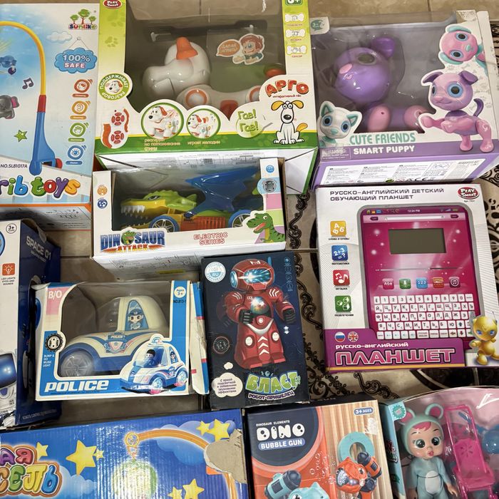 коллекция различных детских игрушек в упаковках.