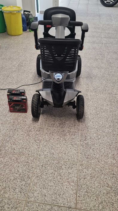 Scoter eletrica para pessoas com mobilidade reduzida andou +- 3000m com duas batreiras novas acavadas de instalar