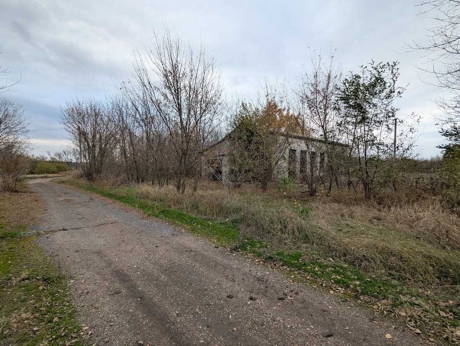 Приміщення  вільного призначення 400 кв.м на ділянці 2 га у Медведівці