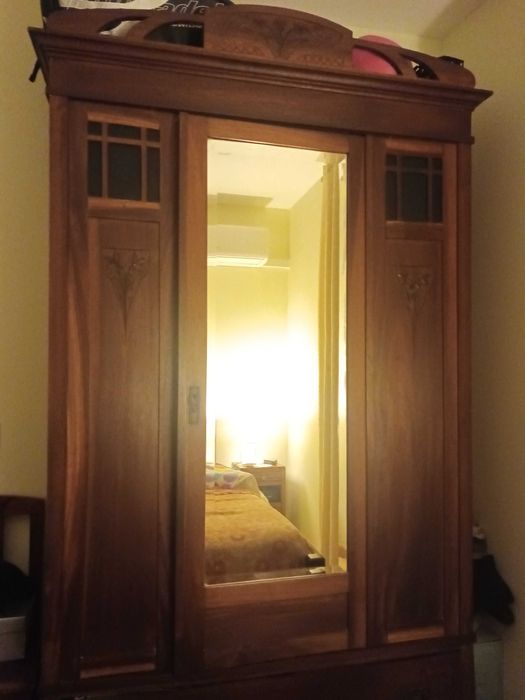 Roupeiro antigo em ótimo estado de conservação