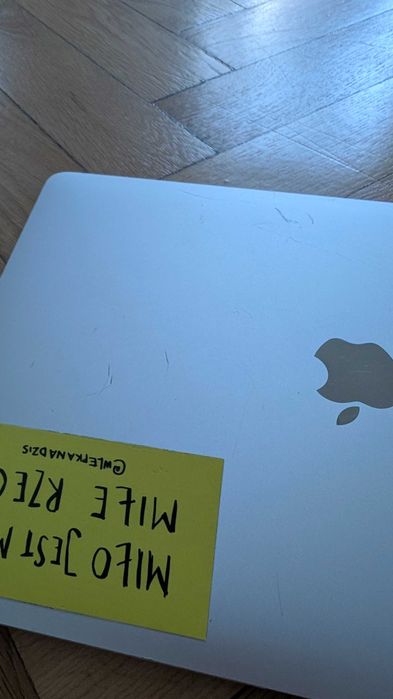 MacBook Air M1 8GB — sprawny, ślady użytkowania, niższa cena