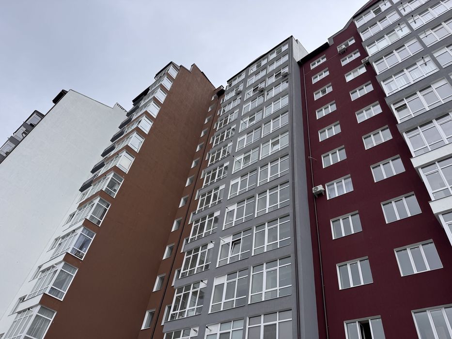 Продаю паркомісце ,вул Височана