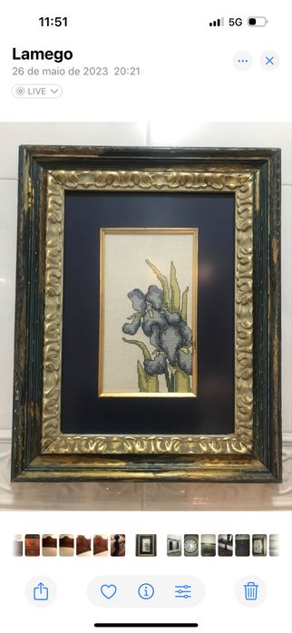 Quadro azul em ponto de cruz bordado