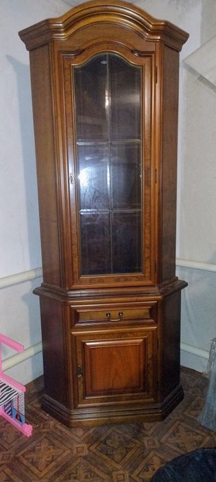Шкаф -углова вітрина