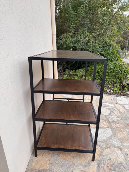 Mesa com prateleiras como nova