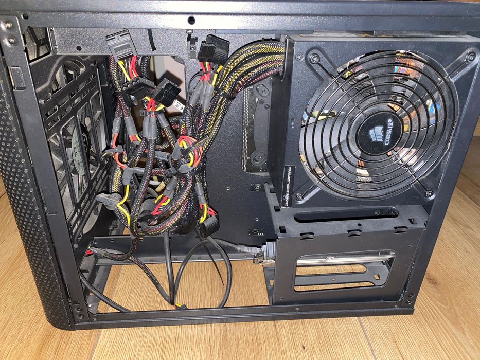 Komputer Intel i7  z dwoma monitorami