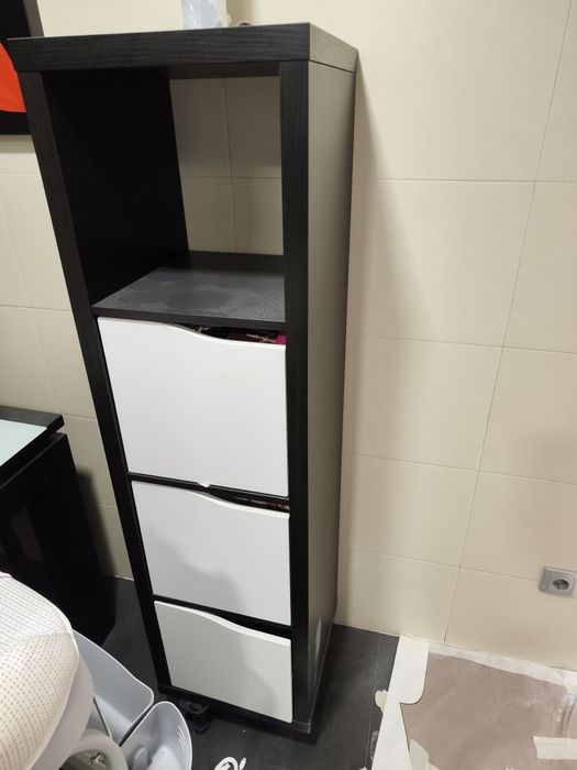 Estante com portas