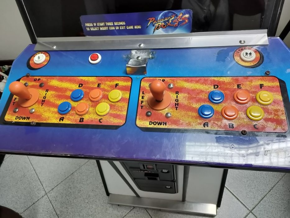 Vendo máquina de vídeo (650 jogos) 750€