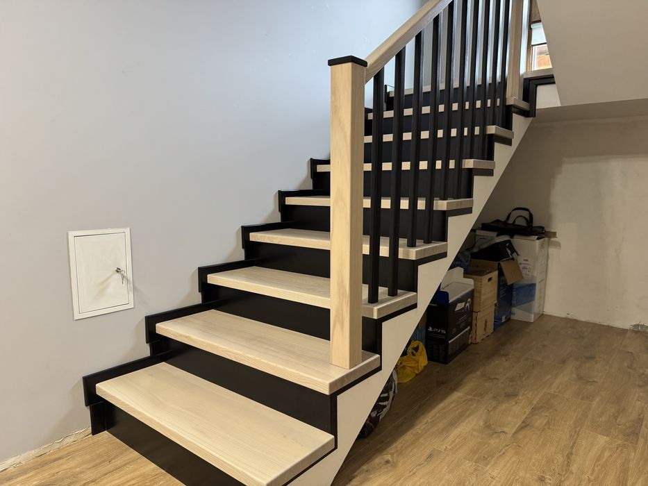 Дерев‘яні сходи.