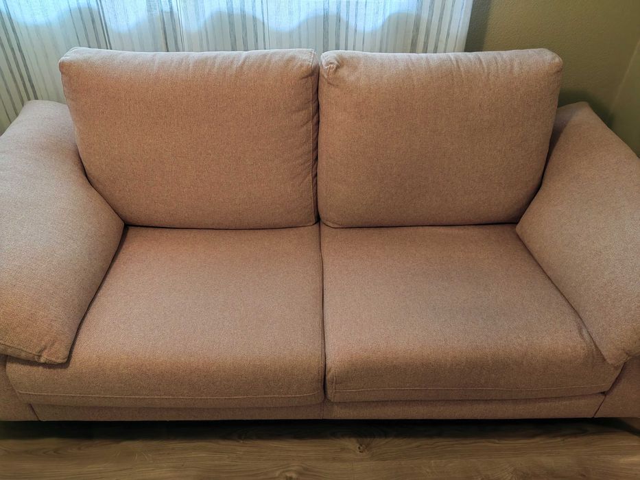 Sofá rosa bonito e confortável