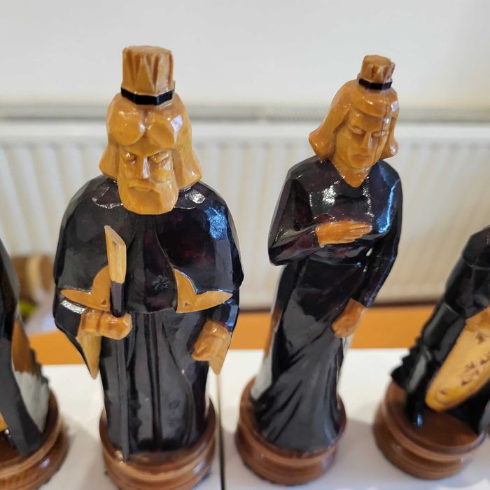 Szachy drewniane ręcznie robione bez szachownicy.