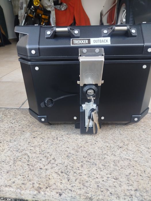 Givi trekker outback 42 lt +base suporte givi